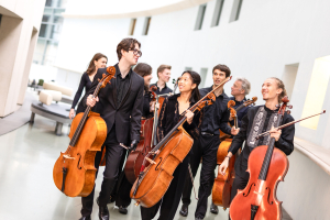 Cello8, l'octuor de violoncelles de Talents & Violon'celles, dirigé par Raphaël Pidoux
